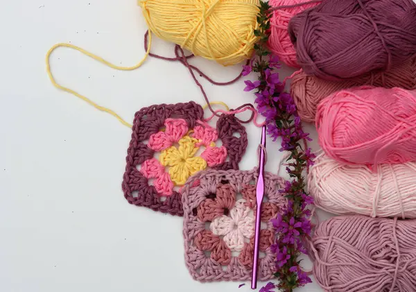 Crochet Pattern Flowers Cotton Yarn Balls Top View Photo Granny — Stock Photo, Image