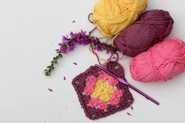 Crochet Pattern Flowers Cotton Yarn Balls Top View Photo Granny — Stock Photo, Image