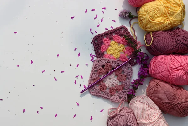 Roze Haakvideo Handgemaakt Ornament Gemaakt Van Biologisch Roze Garen Witte — Stockfoto