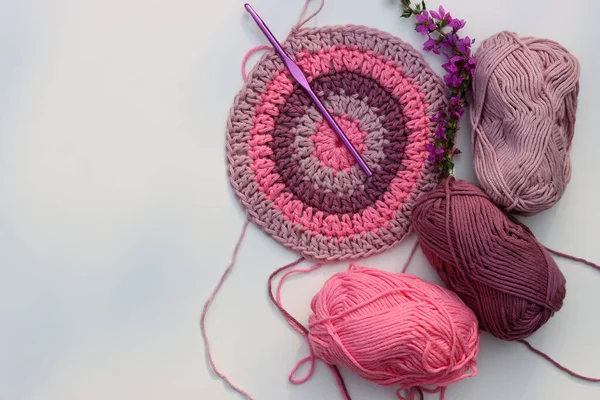 Crochetado Elemento Redondo Vista Superior Fio Algodão Rosa Orgânico Fundo — Fotografia de Stock