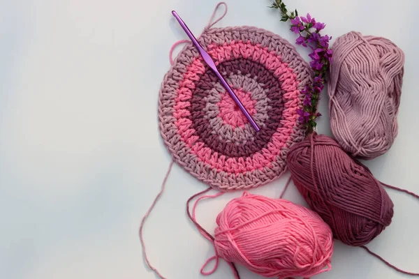 Crocheted 공간을 배경에 분홍색 — 스톡 사진