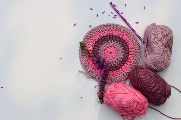 Crochetado Elemento Redondo Vista Superior Fio Algodão Rosa Orgânico Fundo — Fotografia de Stock