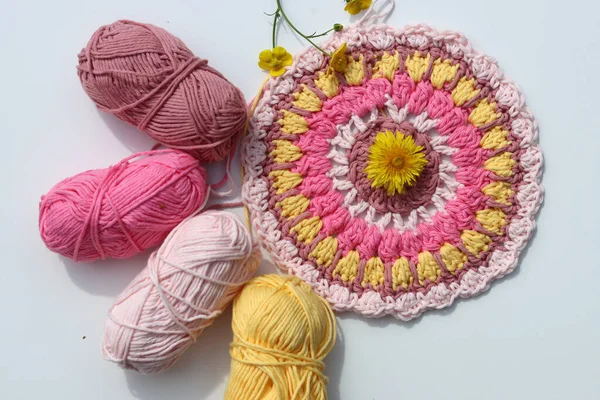 白色背景上的粉红黄相间的曼陀罗 有复制空间 棉纱球 钩子和花的头像 手工装饰元件 — 图库照片