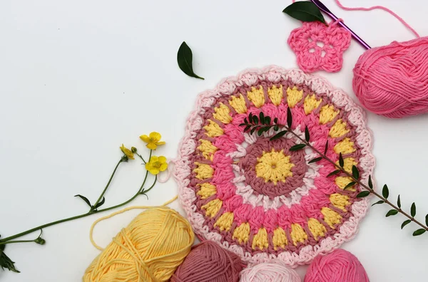 Modèle Crochet Rond Coloré Avec Des Fleurs Sur Table Blanche — Photo