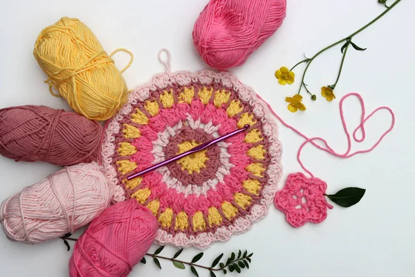 白色背景上的粉红黄相间的曼陀罗 有复制空间 棉纱球 钩子和花的头像 手工装饰元件 — 图库照片