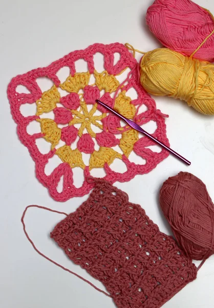 공간을 배경에 Crocheted 아름다운 분홍색과 — 스톡 사진