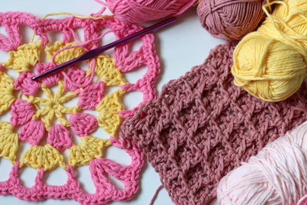 공간을 배경에 Crocheted 아름다운 분홍색과 — 스톡 사진