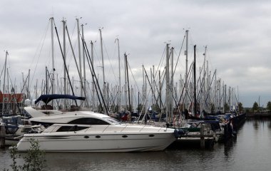 Hollanda, Volendam 'da bir denizci. Hollanda 'da bulutlu bir gün. Yatlar suyun üstünde.. 