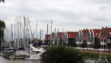 Hollanda, Volendam 'da bir denizci. Hollanda 'da bulutlu bir gün. Yatlar suyun üstünde.. 