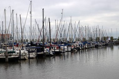 Hollanda, Volendam 'da bir denizci. Hollanda 'da bulutlu bir gün. Yatlar suyun üstünde.. 