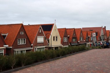 Hollanda 'nın Volendam kentindeki tipik evler