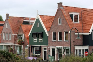 Hollanda 'nın Volendam kentindeki tipik evler