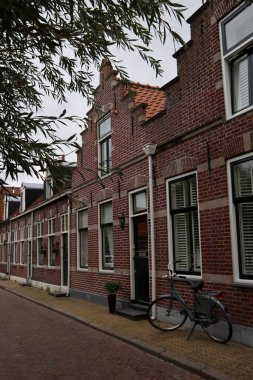 Hollanda 'nın Volendam kentindeki tipik evler