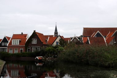 Hollanda 'nın Volendam kentindeki tipik evler