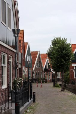 Sokaktaki klasik Hollandalı evleri. Kırmızı kiremitli şirin binalar. Hollanda 'nın mimarisi.. 