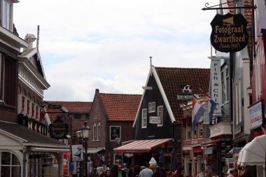 Sokaktaki klasik Hollandalı evleri. Kırmızı kiremitli şirin binalar. Hollanda 'nın mimarisi.. 