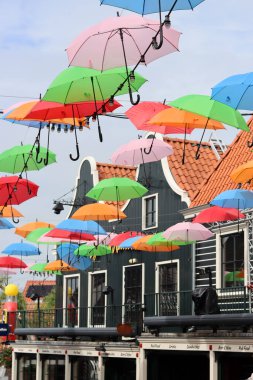 Sokaktaki klasik Hollandalı evleri. Kırmızı kiremitli şirin binalar. Hollanda 'nın mimarisi.. 