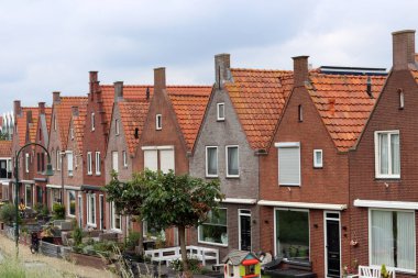 Sokaktaki klasik Hollandalı evleri. Kırmızı kiremitli şirin binalar. Hollanda 'nın mimarisi.. 