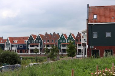 Sokaktaki klasik Hollandalı evleri. Kırmızı kiremitli şirin binalar. Hollanda 'nın mimarisi.. 