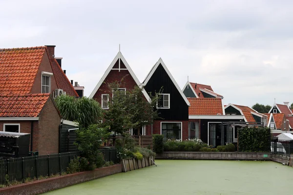 Klassieke Nederlandse Huizen Aan Een Straat Leuke Gebouwen Met Rood — Stockfoto