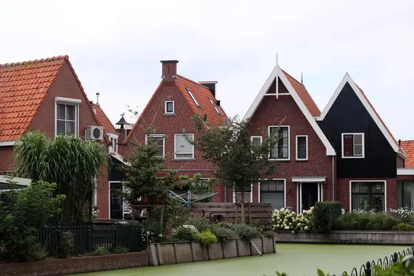 典型的荷兰房子在街上 有红色瓷砖屋顶的漂亮建筑 荷兰的结构 — 图库照片