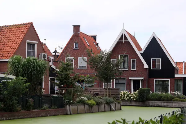 Klassieke Nederlandse Huizen Aan Een Straat Leuke Gebouwen Met Rood — Stockfoto