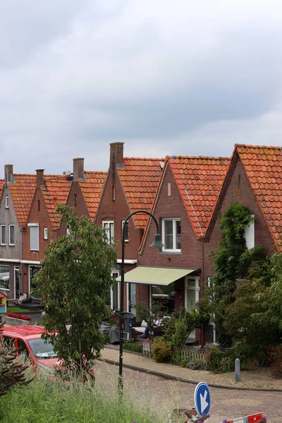 Sokaktaki klasik Hollandalı evleri. Kırmızı kiremitli şirin binalar. Hollanda 'nın mimarisi.. 