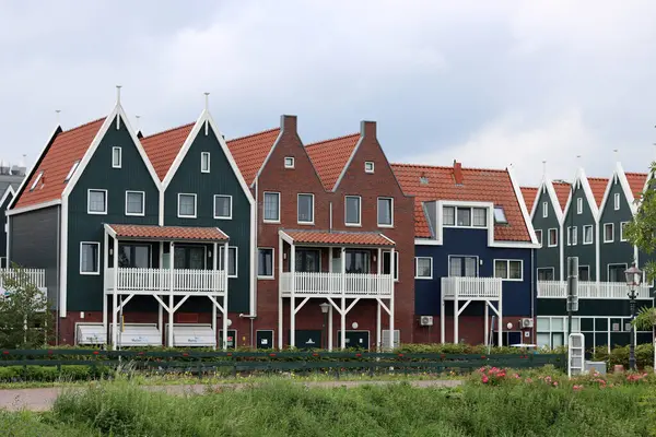 Sokaktaki Klasik Hollandalı Evleri Kırmızı Kiremitli Şirin Binalar Hollanda Nın — Stok fotoğraf