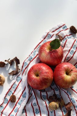 Masadaki kırmızı elmalarla sonbahar sakin bir hayattır. Organik meyve bahçesinin en üst görüntüsü. Taze konsept yemek. 