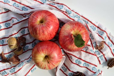 Masadaki kırmızı elmalarla sonbahar sakin bir hayattır. Organik meyve bahçesinin en üst görüntüsü. Taze konsept yemek. 