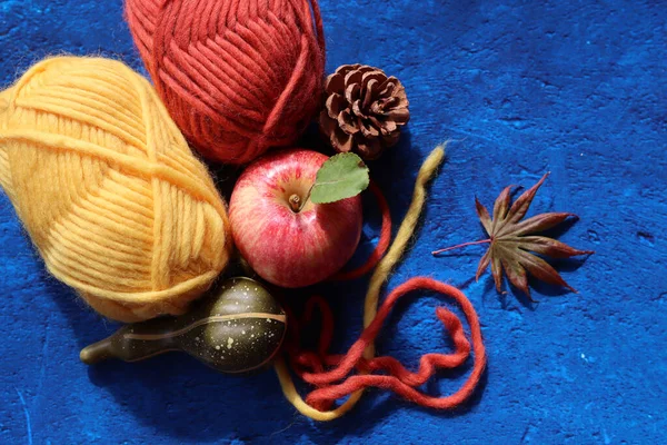 Cozy Autumn Still Life Red Apples Woolen Yarn Balls Hobby — Stock Photo, Image
