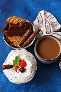 Sütlü çay, krem şanti, waffle ve çilek mavi arka planda fotokopi alanı ile. Tatlı yemek. Yakın çekim.. 