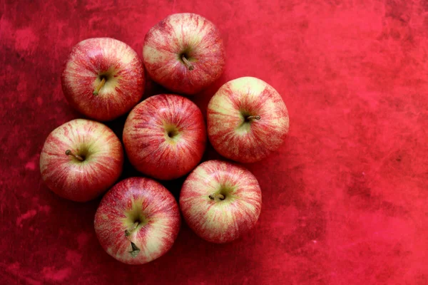 Masadaki Kırmızı Elmaların Fotoğrafını Kapat Kırmızı Desenli Arka Planda Kopyalanmış — Stok fotoğraf