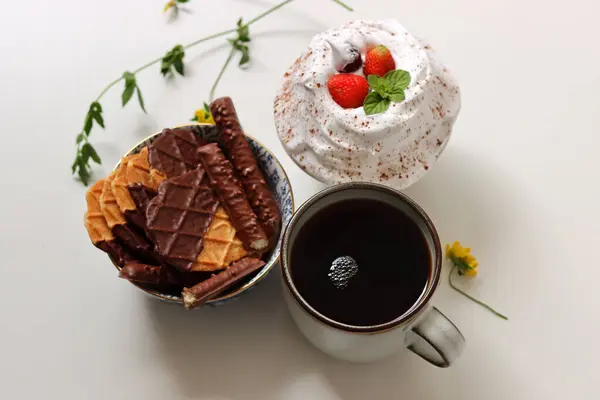 Coupe Chocolat Chaud Avec Crème Fouettée Gaufrettes Fraises Sur Fond — Photo