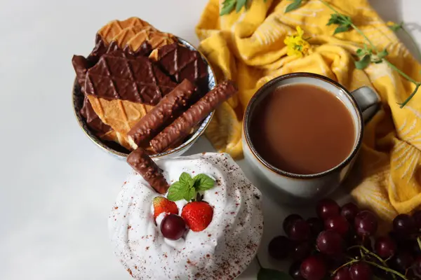 一杯热巧克力 薄饼和草莓 白色背景与复制空间 甜食概念 — 图库照片