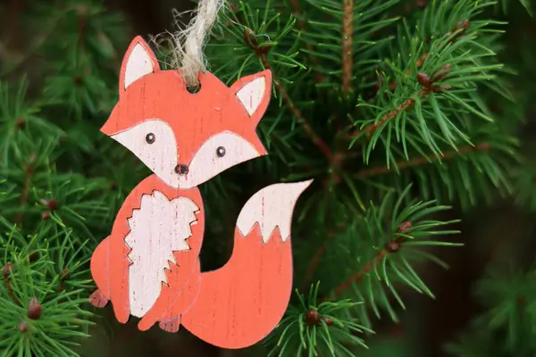 挂在圣诞树树枝上的木制狐狸玩具 环保圣诞装饰 — 图库照片