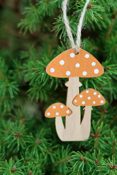 Trä Juldekoration Grön Gran Närbild Foto Miljövänlig Handgjord Jul Prydnad — Stockfoto