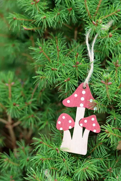 绿色冷杉树上的木制圣诞装饰 一张环保手工制作的圣诞装饰品的近照 — 图库照片