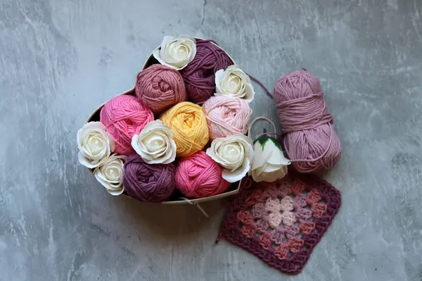 Multicolored Balls Cotton Yarn White Roses Basket Gray Background Space — Stock Photo, Image