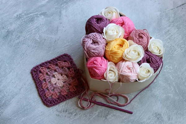 Multicolored Balls Cotton Yarn White Roses Basket Gray Background Space — Stock Photo, Image
