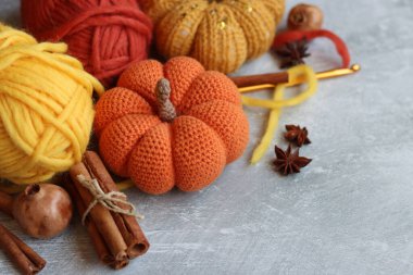 Sonbahar tığ işi. Doğal iplikten yapılmış el yapımı amigurumi oyuncaklarının yakın plan fotoğrafı. Sonbahar tatili için güzel dekorasyonlar. Hobiler ve eğlence konsepti. 