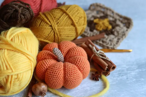 Sonbahar tığ işi. Doğal iplikten yapılmış el yapımı amigurumi oyuncaklarının yakın plan fotoğrafı. Sonbahar tatili için güzel dekorasyonlar. Hobiler ve eğlence konsepti. 