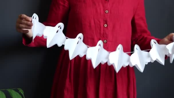 Halloween Voorbereidingen Jonge Vrouw Rode Jurk Met Feestelijke Bloemenslinger Zwarte — Stockvideo