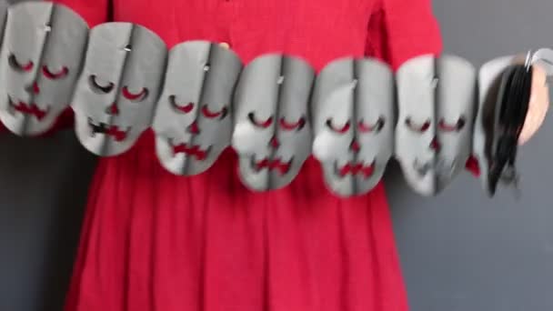 Manos Femeninas Vestido Rojo Sosteniendo Guirnalda Papel Negro Forma Scull — Vídeos de Stock