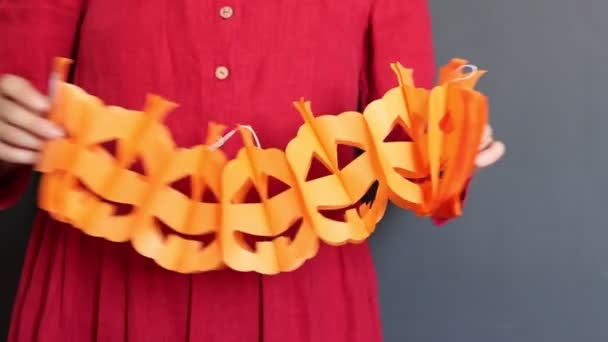 Kvinna Som Håller Halloween Pumpa Lyktor Garland Mörk Bakgrund Halloween — Stockvideo