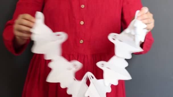 Przygotowania Halloween Młoda Kobieta Czerwonej Sukience Trzymająca Świąteczną Girlandę Czarnym — Wideo stockowe