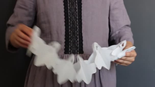 Жінка Одязі Тримає Святкову Гірлянду Ручної Роботи Екологічно Чисті Прикраси — стокове відео