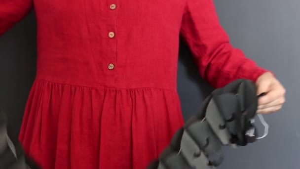 Vrouwelijke Handen Rode Jurk Met Zwarte Papierslinger Vorm Van Een — Stockvideo