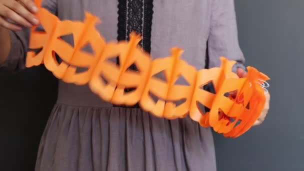 Vrouw Met Halloween Pompoen Lantaarns Bloemenslinger Donkere Achtergrond Halloween Viering — Stockvideo