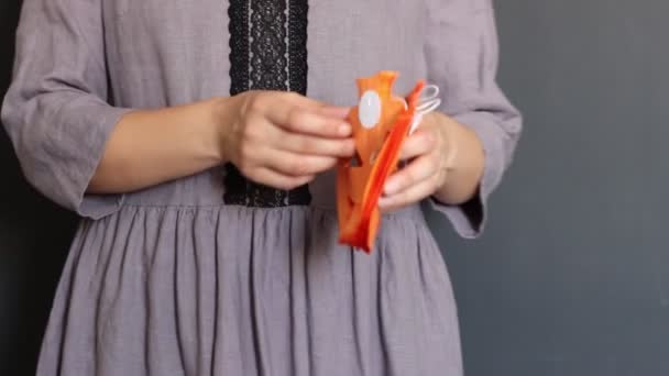 Donna Che Tiene Halloween Lanterne Zucca Ghirlanda Sfondo Scuro Concetto — Video Stock
